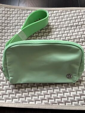 LULULEMON EVERYWHERE BELT BAG IN CITRA LIME NWT